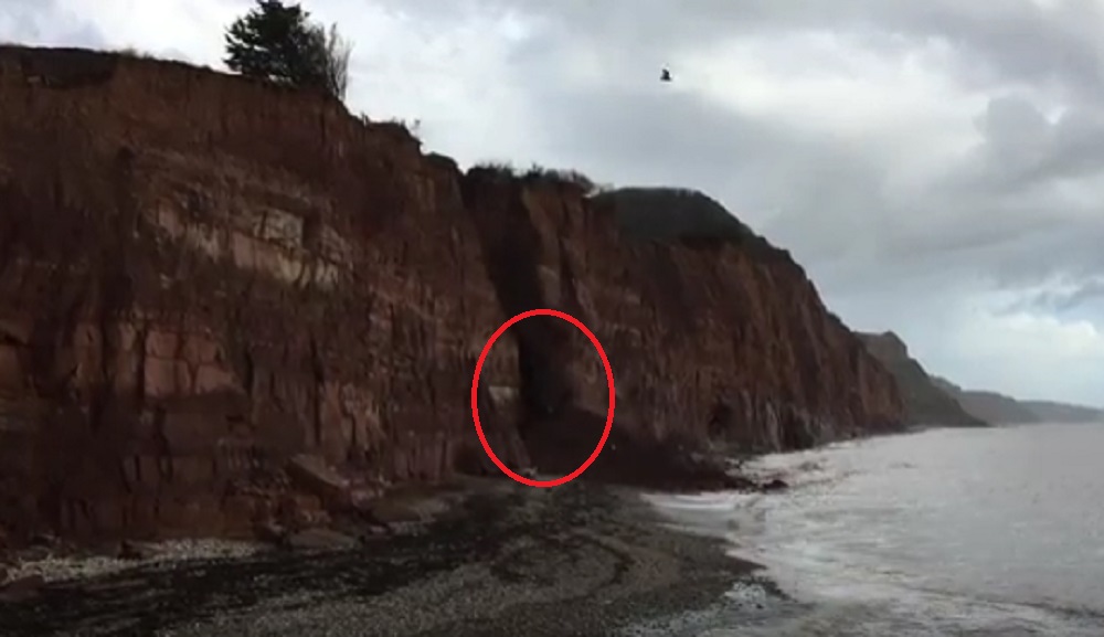 YOUTUBE Casa sulla strada più pericolosa della Gran Bretagna, poi frana...