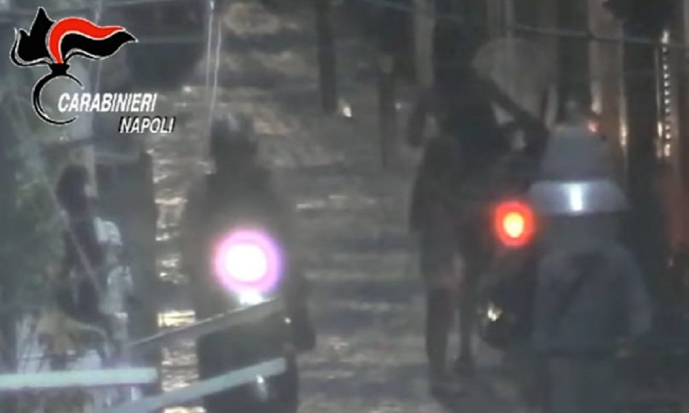 YOUTUBE Lei, 17 anni, spaccia con la sorellina di 7 anni