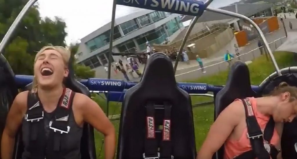 Lui invece proprio non regge e perde i sensi diverse volte per lo spavento.