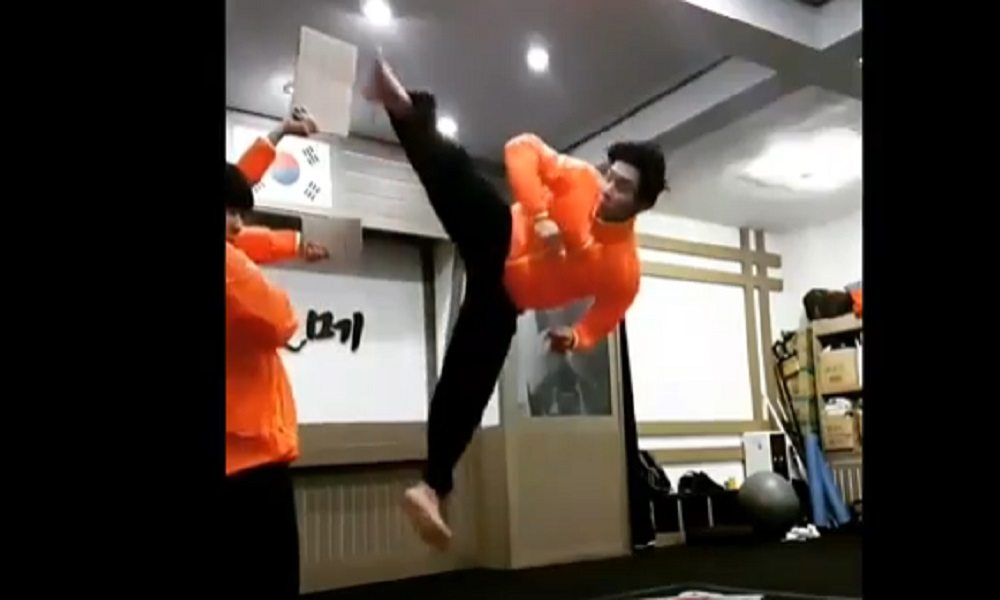 YOUTUBE Taekwondo: spettacolare triplo calcio volante