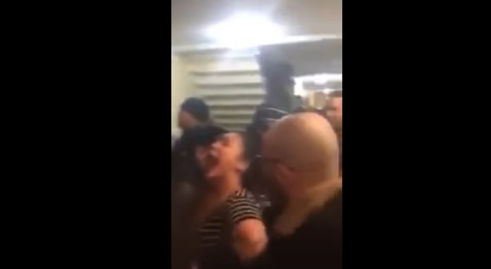 YOUTUBE Ragazza incinta colpita dal taser dai poliziotti: il video choc