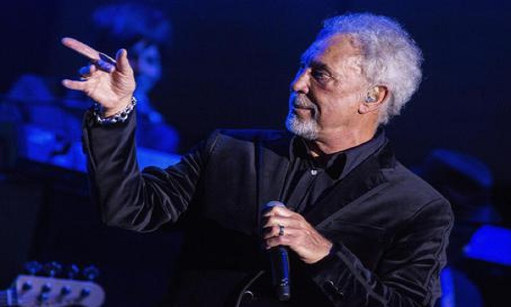 Tom Jones corteggia Priscilla Presley, ex moglie di Elvis