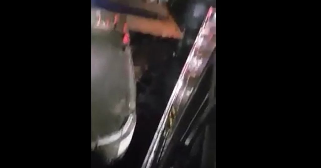 YOUTUBE Isola di Man, traghetto contro banchina per il forte vento