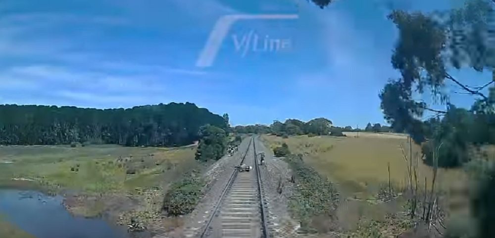 YOUTUBE Motociclista resta bloccato sui binari: treno arriva a 160 km/h e...