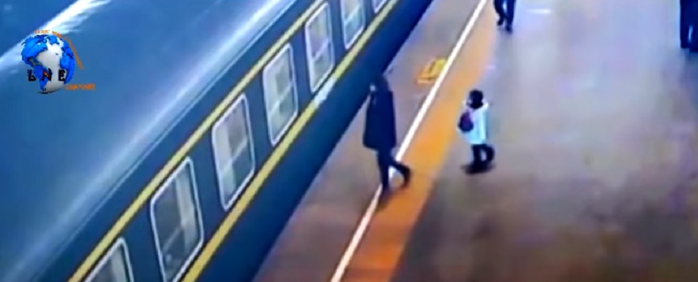 YOUTUBE Bimba cade tra la banchina e il treno in partenza: la salvano i passanti