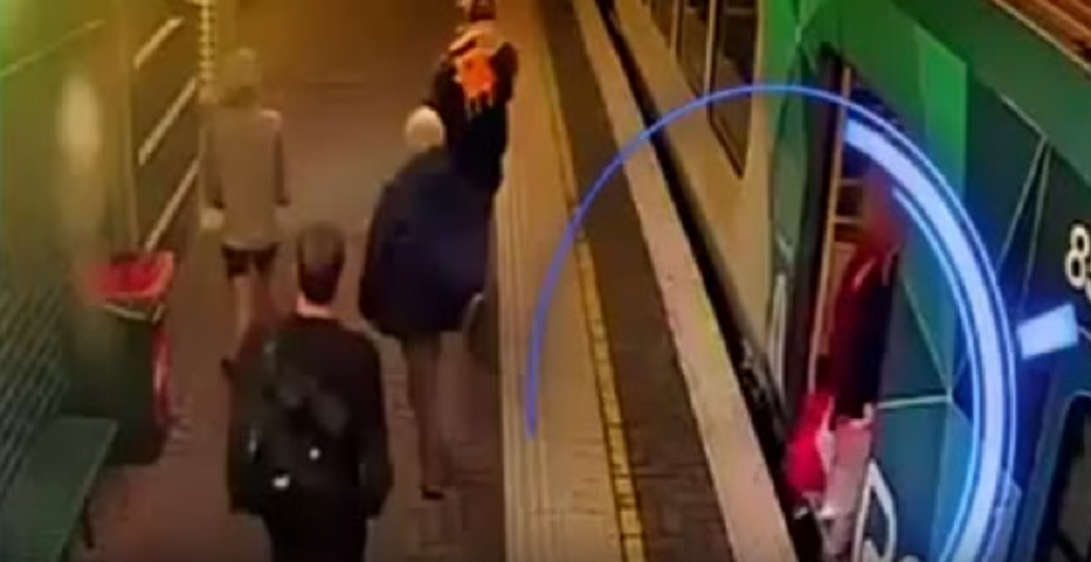 YOUTUBE La bimba scivola e cade sotto il treno, la mamma non si accorge di nulla