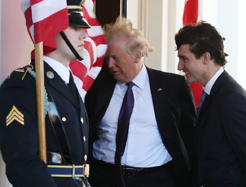 YOUTUBE Donald Trump, vento gli alza i capelli e mostra il cerone