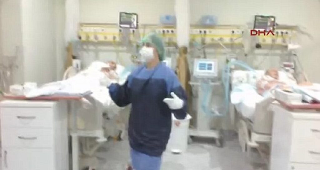 Turchia, infermiere ballano durante il turno4