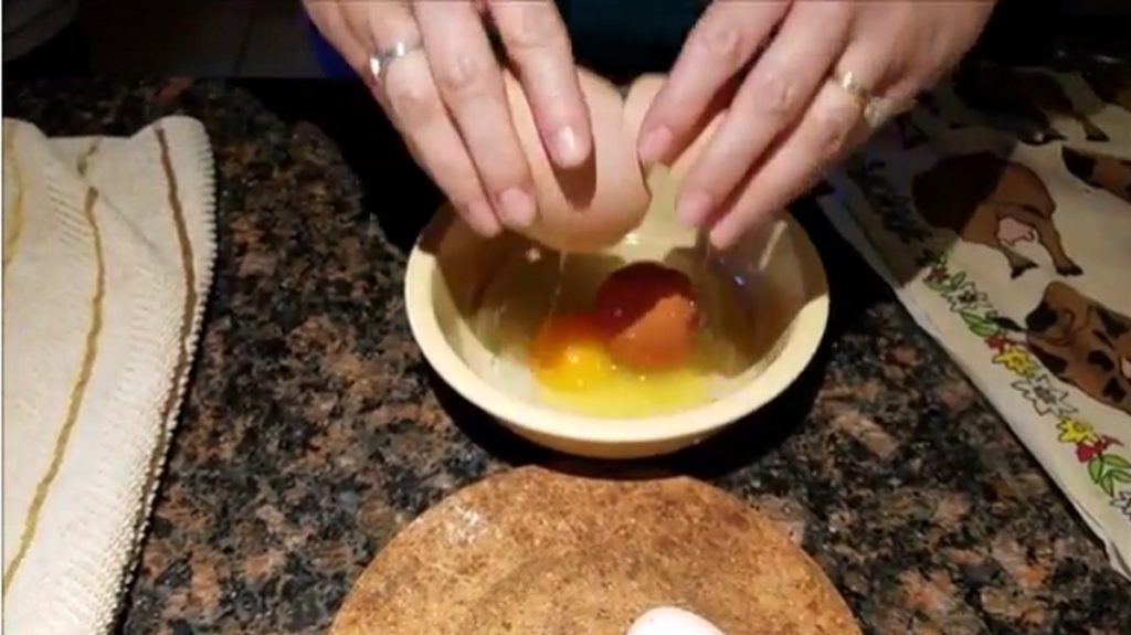 YOUTUBE Uovo con sorpresa: lo apre e dentro ne trova...un'altro