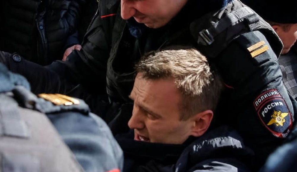 Mosca, oppositore Navalny fermato durante protesta anticorruzione. Folla assalta blindato