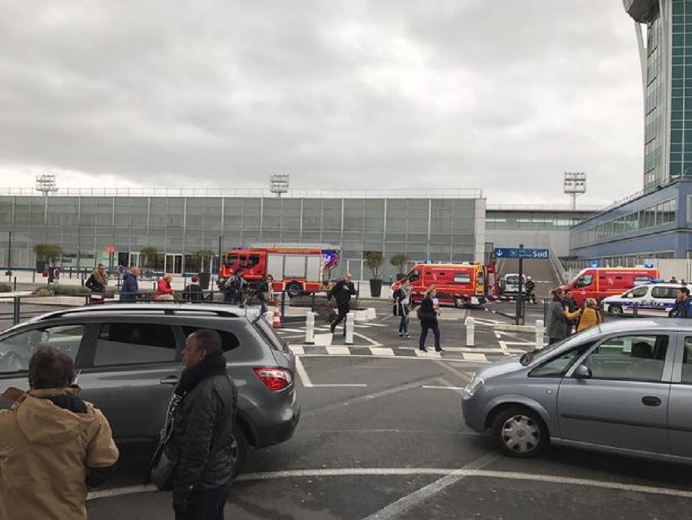 Parigi, cerca di rubare l'arma al poliziotto nell'aeroporto di Orly: ucciso assalitore VIDEO
