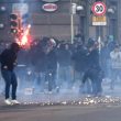 Salvini a Napoli, scontri al corteo, sassi e petardi contro polizia