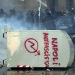 Salvini a Napoli, scontri al corteo, sassi e petardi contro polizia7
