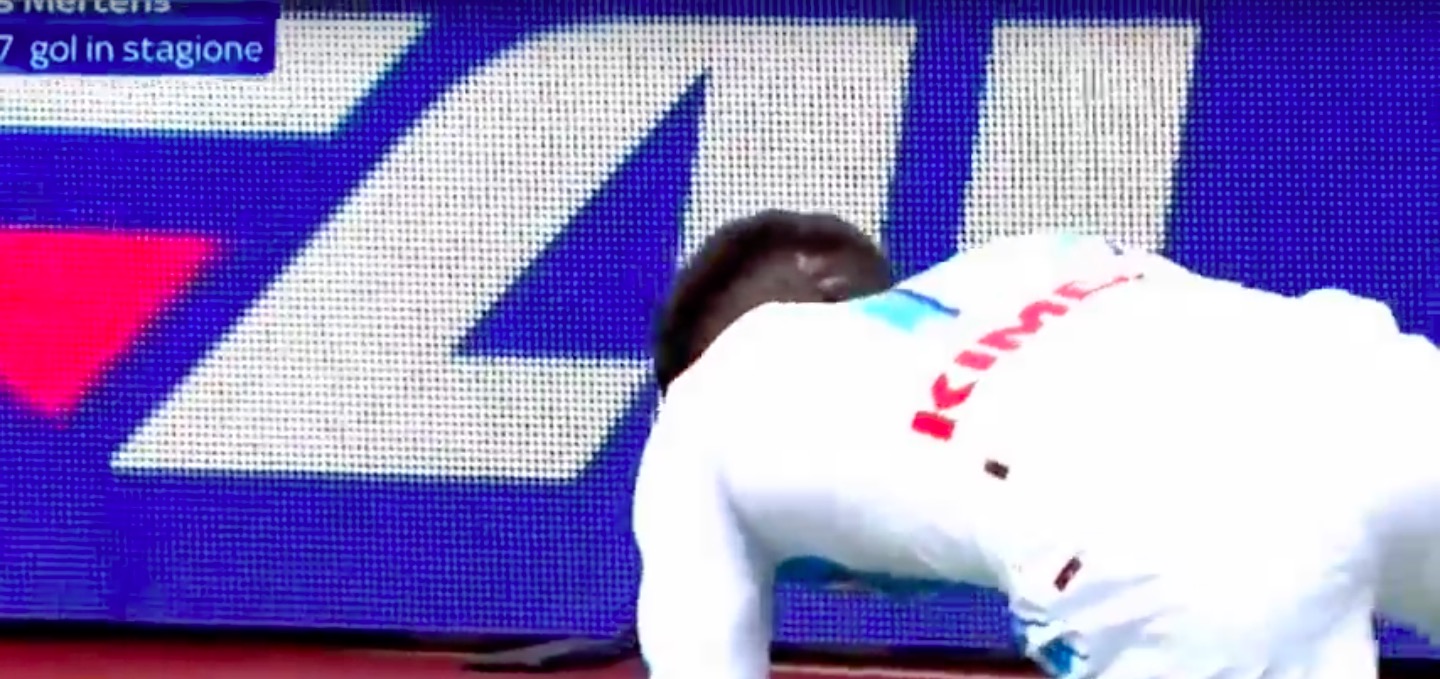 Roma-Napoli, video esultanza Mertens dopo gol: cane che fa pipì
