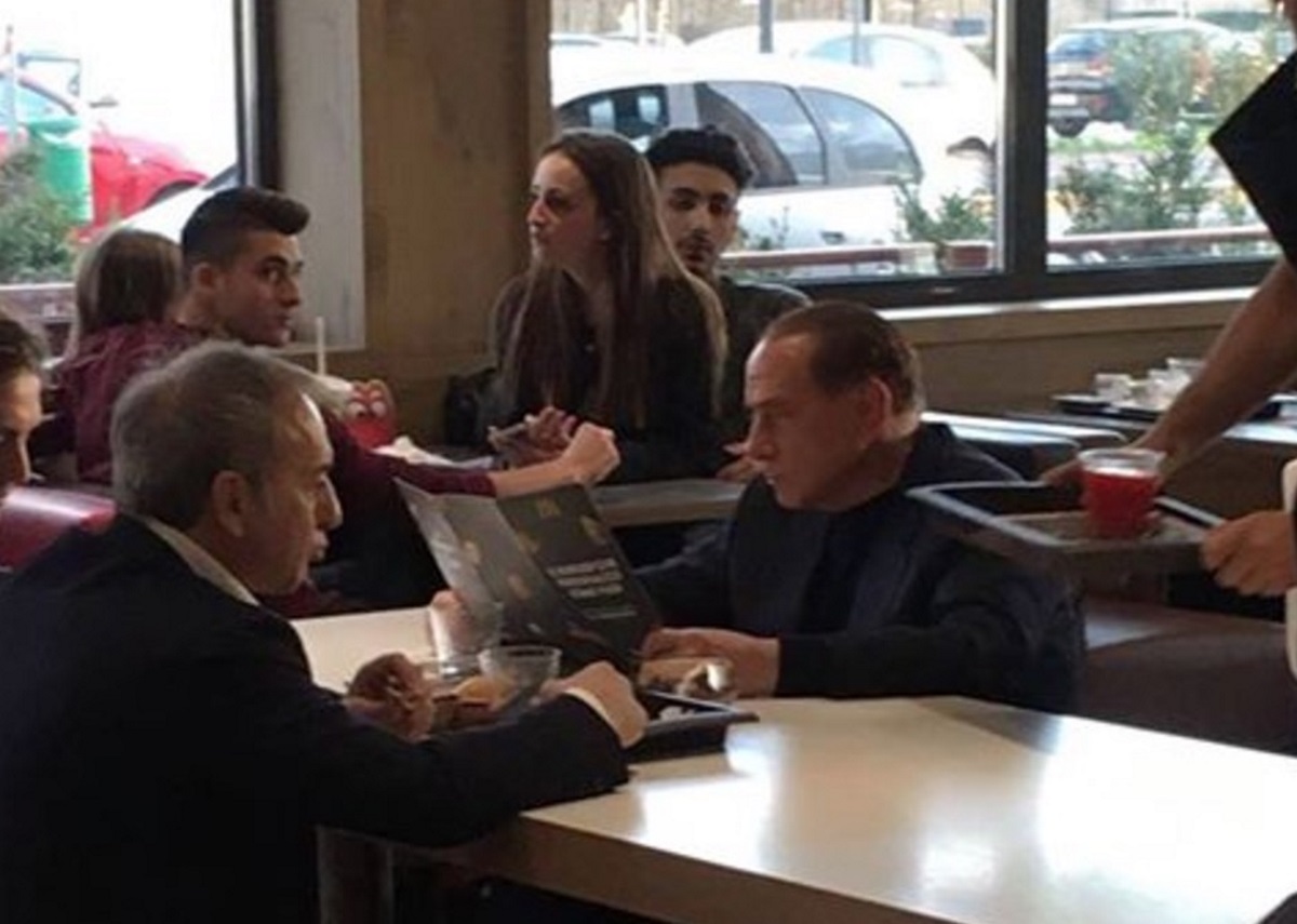 Berlusconi da McDonald's. "E' stato molto gentile, ha salutato tutti" FOTO