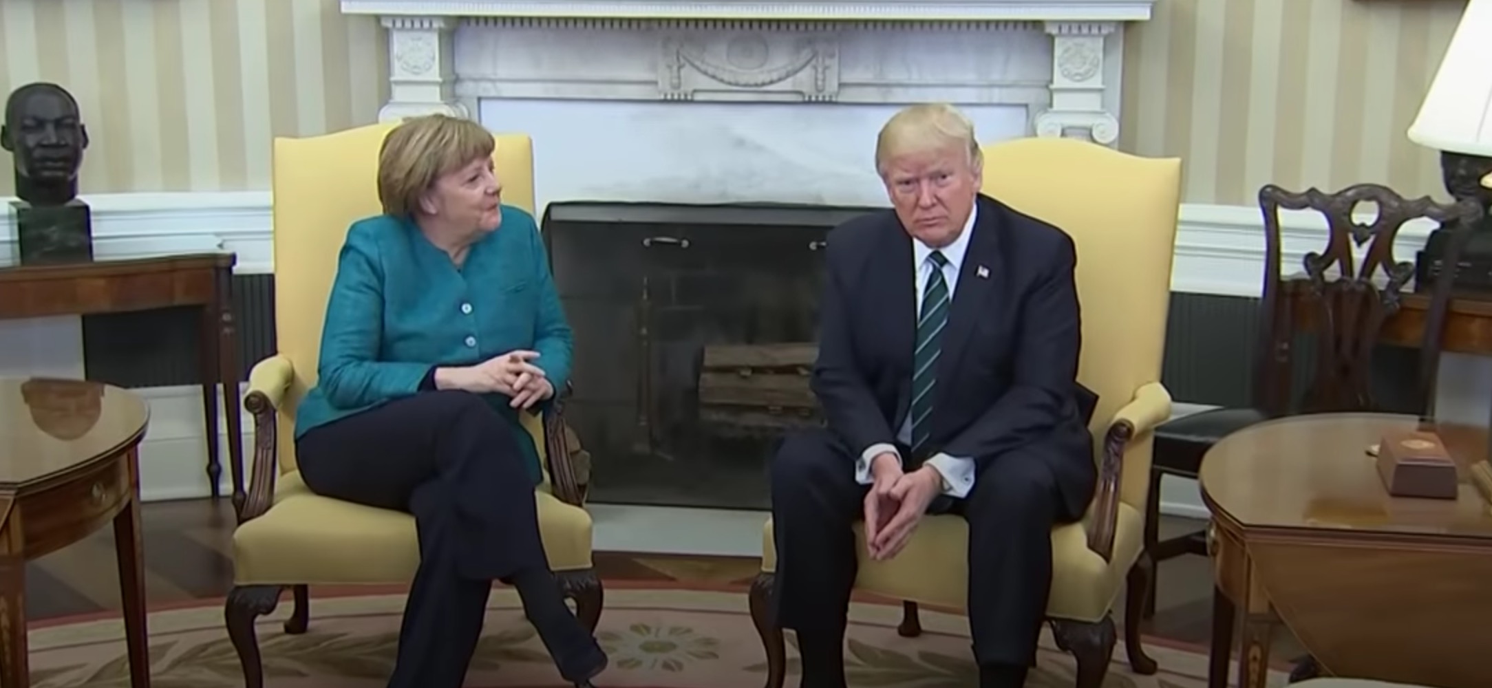 Trump e Merkel, incontro teso: distanti sui migranti. E stretta di mano negata FOTO-VIDEO