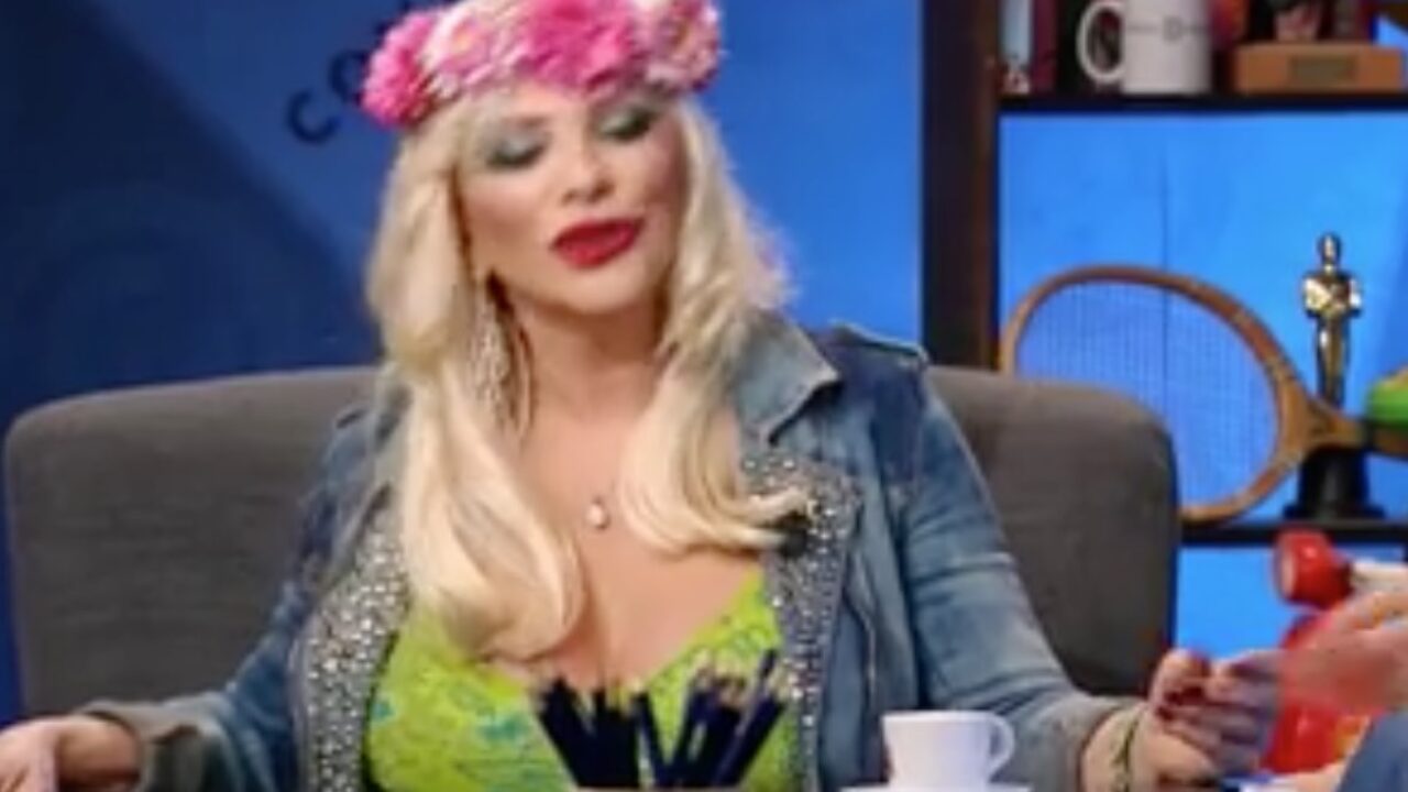 Cicciolina: Il cavallo ha dimensioni troppo grandi per me... VIDEO