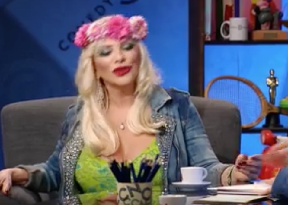 Cicciolina: "Il cavallo ha dimensioni troppo grandi per me..." VIDEO