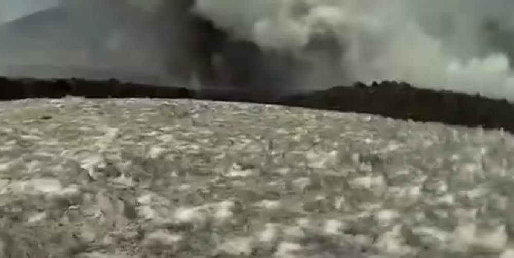 YOUTUBE Etna, momento dell'esplosione: troupe BBC bombardata da lapilli, la fuga