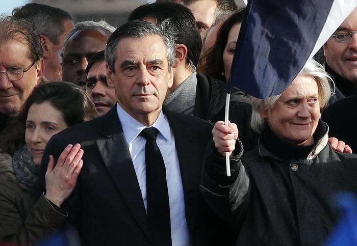 Francia, candidato centrodestra Fillon indagato per gli stipendi di moglie e figli