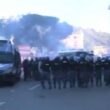 Salvini a Napoli, scontri al corteo, sassi e petardi contro polizia VIDEO-FOTO