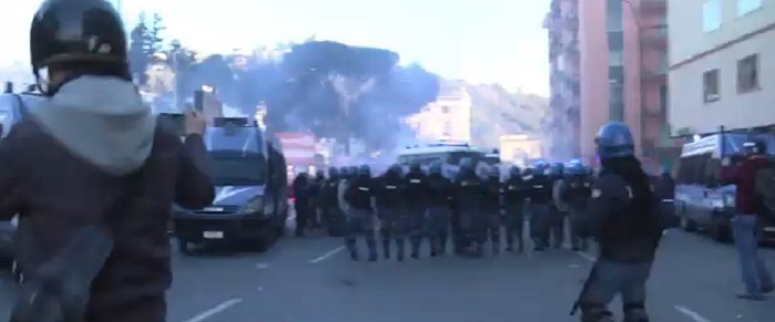 Salvini a Napoli, scontri al corteo, sassi e petardi contro polizia VIDEO-FOTO
