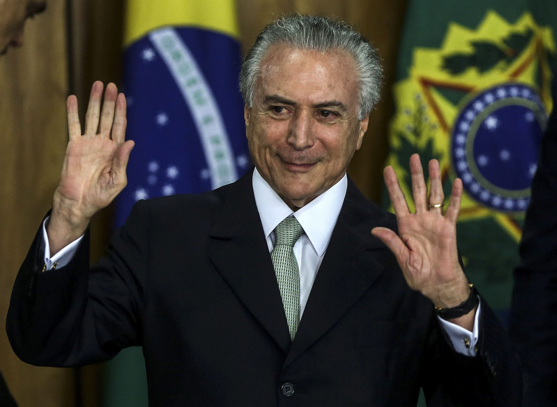 Brasile, il presidente Temer scappa dal palazzo: "Ci sono i fantasmi"