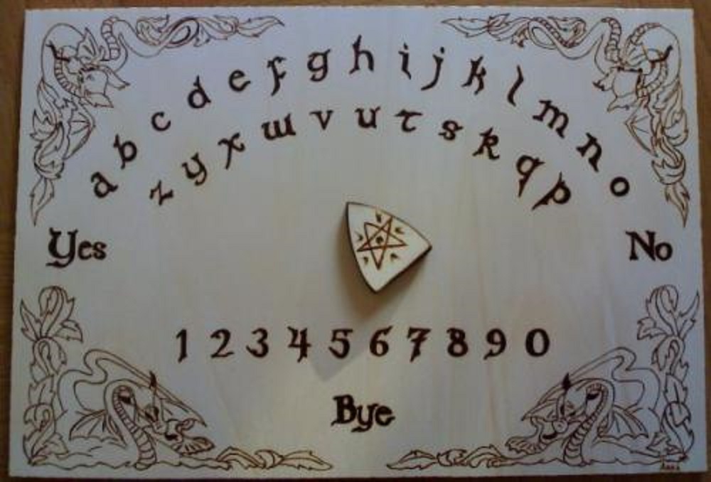 Sedute spiritiche con stupro di gruppo su minorenne: arrestati 3 "santoni" a Torino