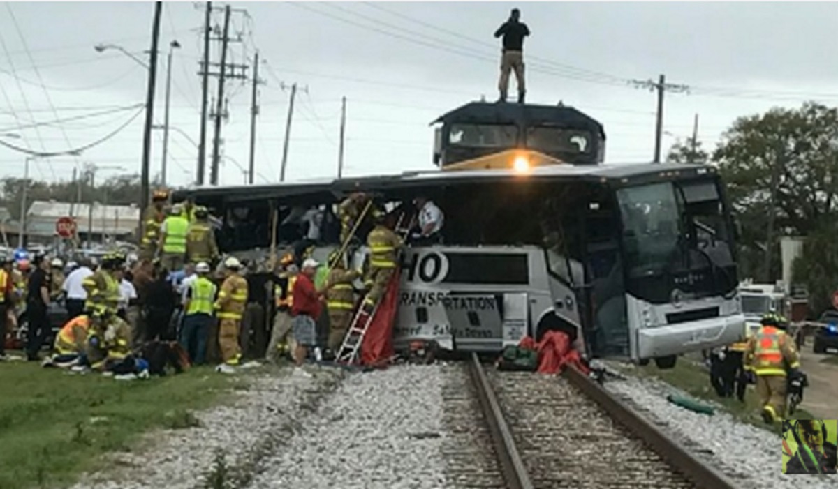 YOUTUBE Treno travolge bus a Biloxi: almeno 3 morti e 50 feriti tra le lamiere