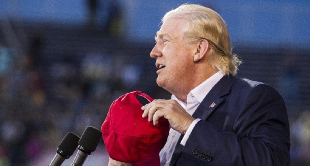 Trump valuta dazi punitivi del 100% sui prodotti europei: Vespa, San Pellegrino...