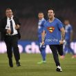Napoli-Juventus, invasione di Mario Ferri: dietro la t-shirt la scritta "Juve me*da" 01