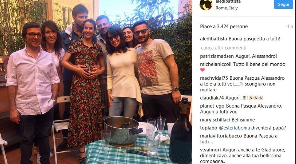 Alessandro Di Battista a fine cena con gli amici