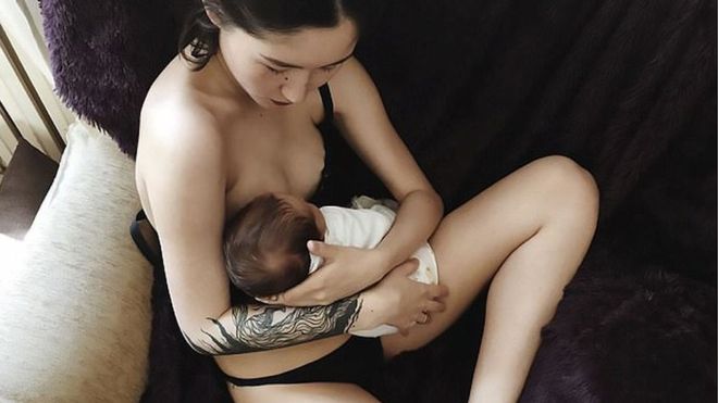 Aliya Shagieva, la foto mentre allatta