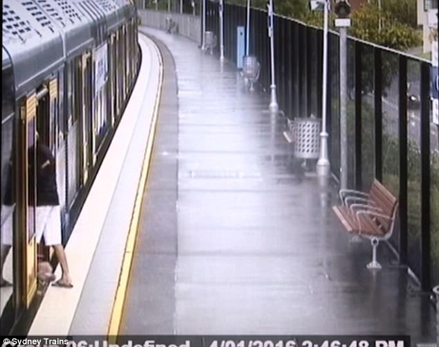 I nonni entrano nel vagone, il piccolo cade