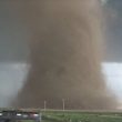 Famiglia passa con l'auto dentro al tornado