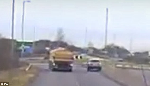 Guida bevendo vodka: si ribalta alla rotonda, condannata a 6 mesi di carcere