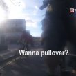 Londra, auto polizia quasi lo investe e il ciclista...