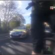 Londra, auto polizia quasi lo investe e il ciclista...