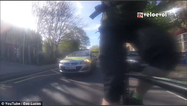 Londra, auto polizia quasi lo investe e il ciclista...
