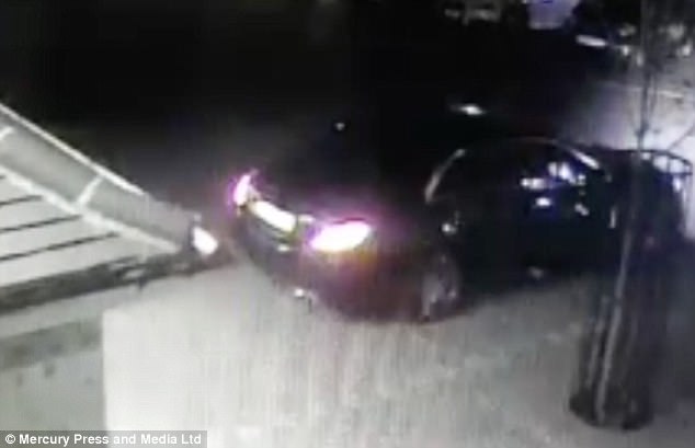 Rubano Mercedes usando computer: auto si apre