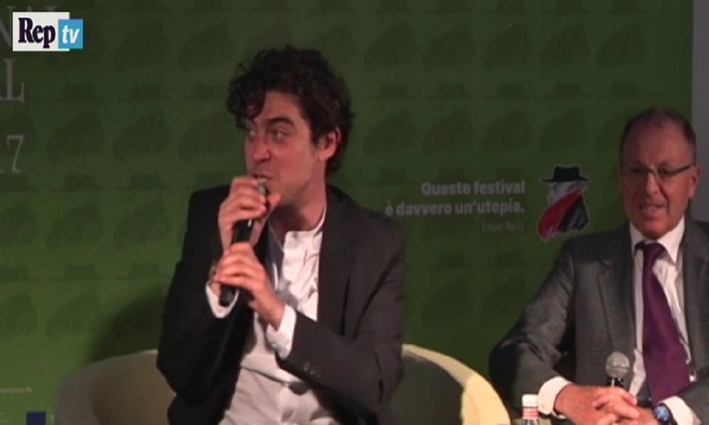 Riccardo Scamarcio contro il pubblico: "Ma che caz... vi applaudite?" VIDEO