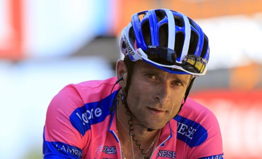 Michele Scarponi, ultimo tweet: lui che gioca con i due figli