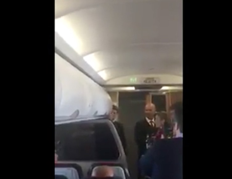 VIDEO Matteo Renzi 'steward': "Alitalia funziona, alla faccia di chi ne parla male"