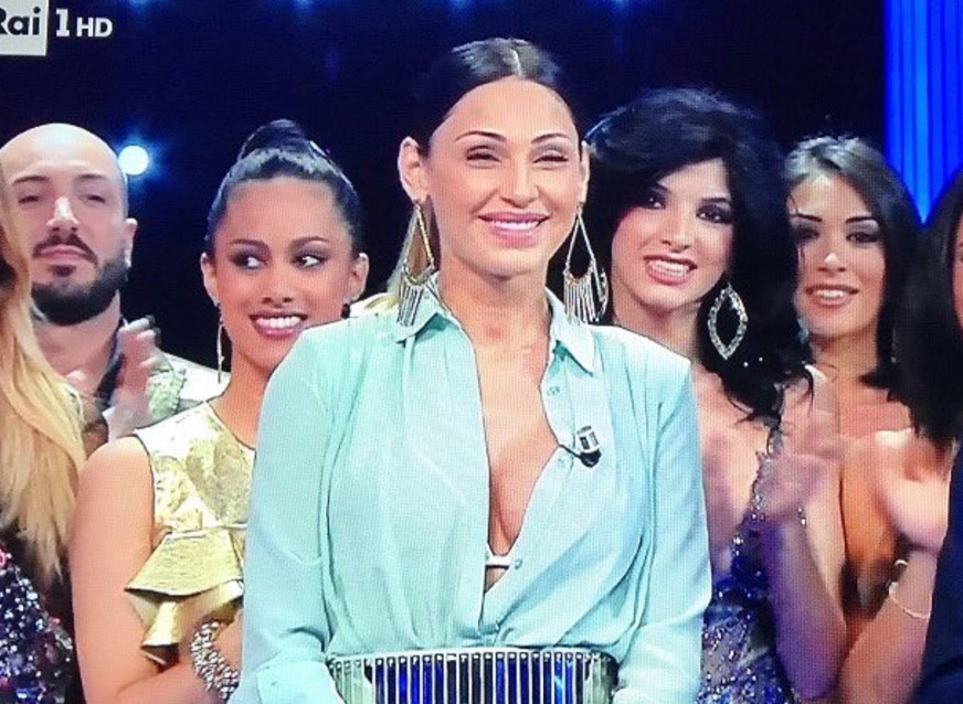 Anna Tatangelo in tv, spacchi e non solo. I fan: "Ma che cosa hai fatto?"
