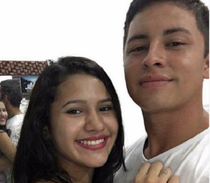 Su Twitter FOTO coppia abbracciata dietro di loro c'è un dettaglio che terrorizza il web