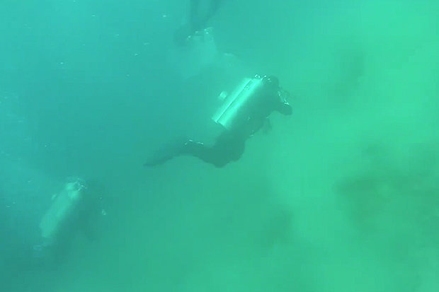 Sub sotto acqua, arriva il terremoto