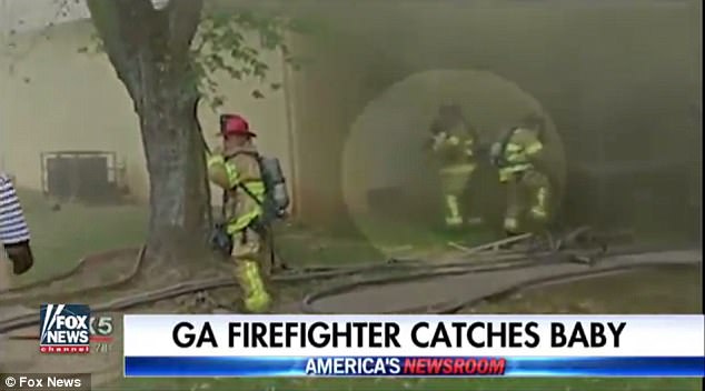 Vigile del fuoco afferra bambino che si lancia dalla finestra della casa in fiamme