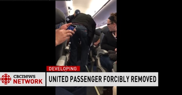 Passeggero trascinato giù da aereo di peso: il volo è in overbooking