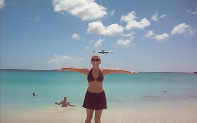 Selfie dei turisti: dietro di loro...