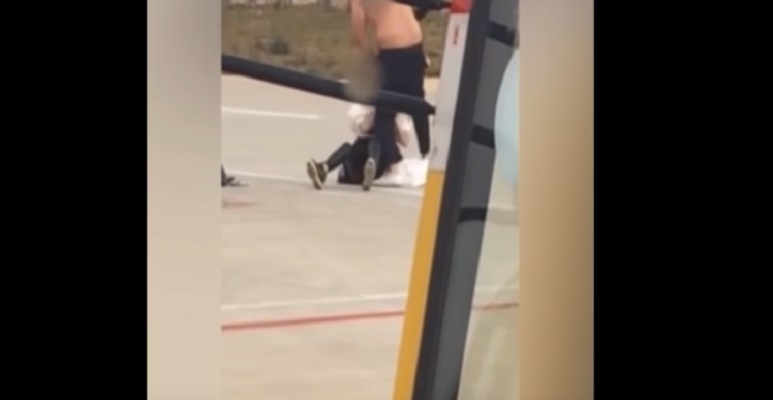 Aereo pronto al decollo parte dopo mezz'ora: coppia litiga sulla pista e non si riesce a separarli